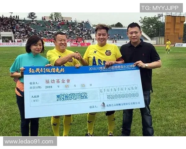 足球明星在颁奖典礼上对成龙表达的敬意与合作愿景